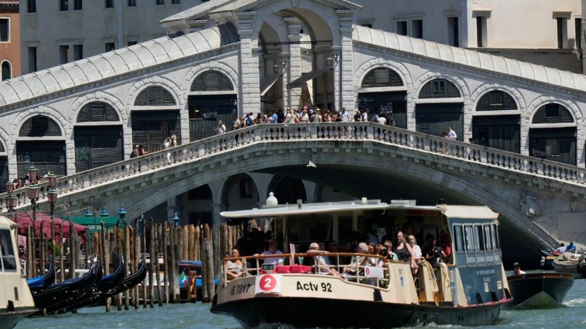 Varka përplas gondolën në kanalin e Venezias – Pasagjerët bien në ujë (VIDEO)