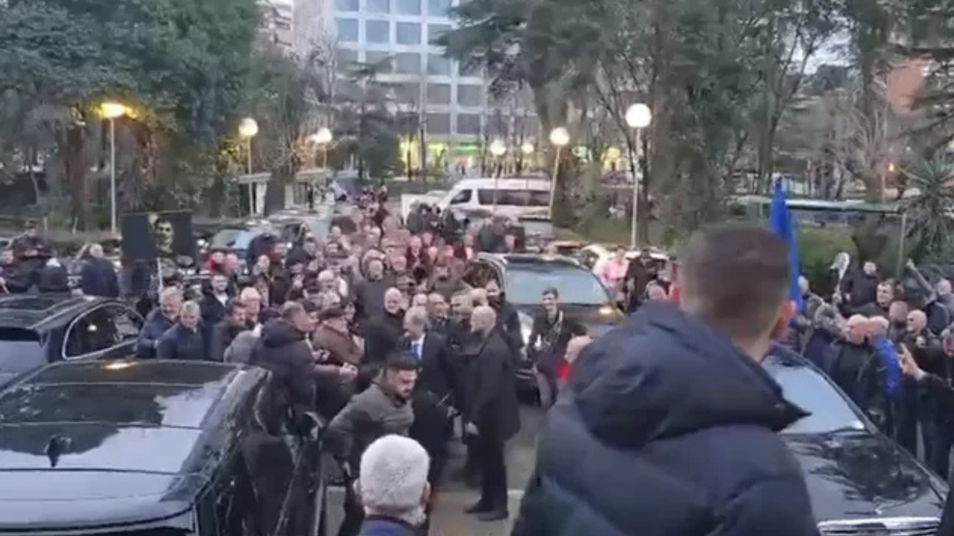 Nis protesta e Partisë Demokratike/ Mbështetësit e opozitës mblidhen para selisë blu, mbërrin edhe Berisha 2 ok 59