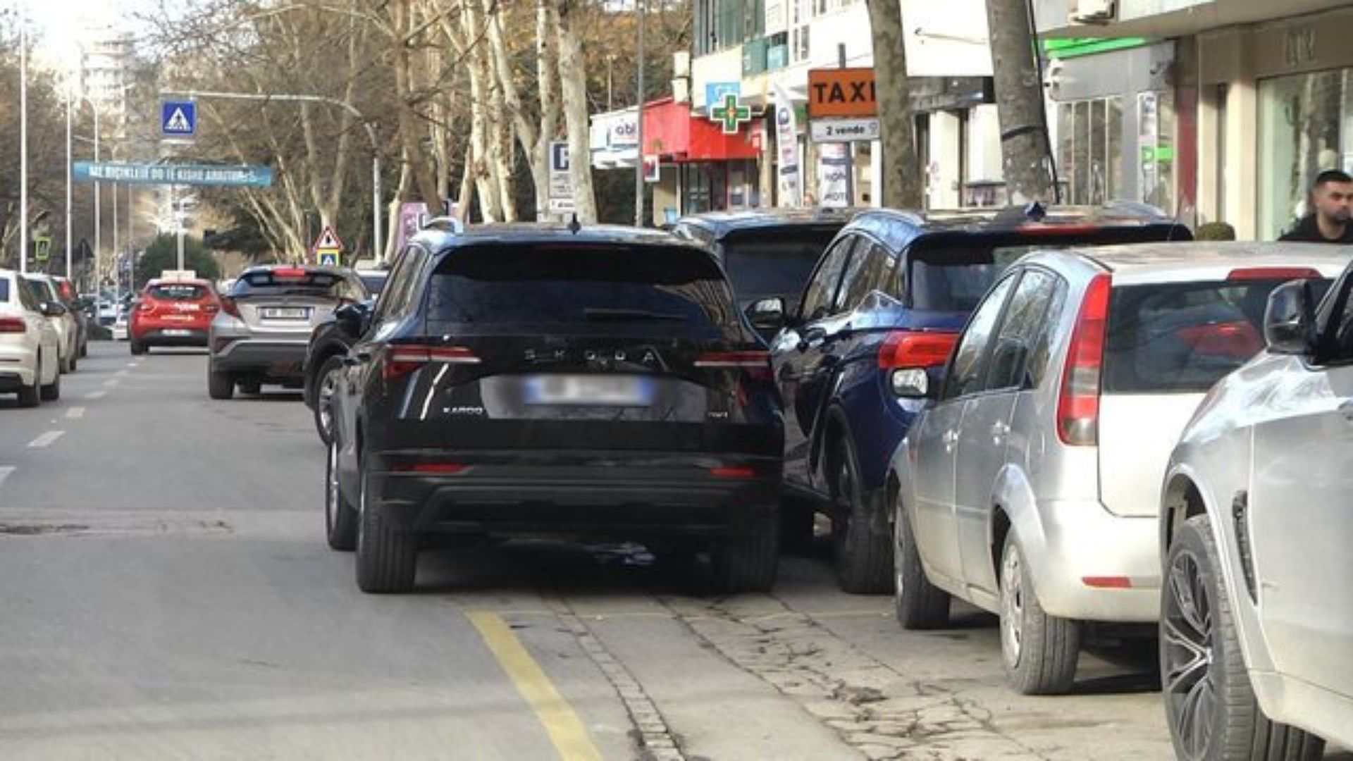 Tirana nën ‘pushtetin’ e parkimeve dyshe, shoferët nuk i tremben as burgut 13 ok 6