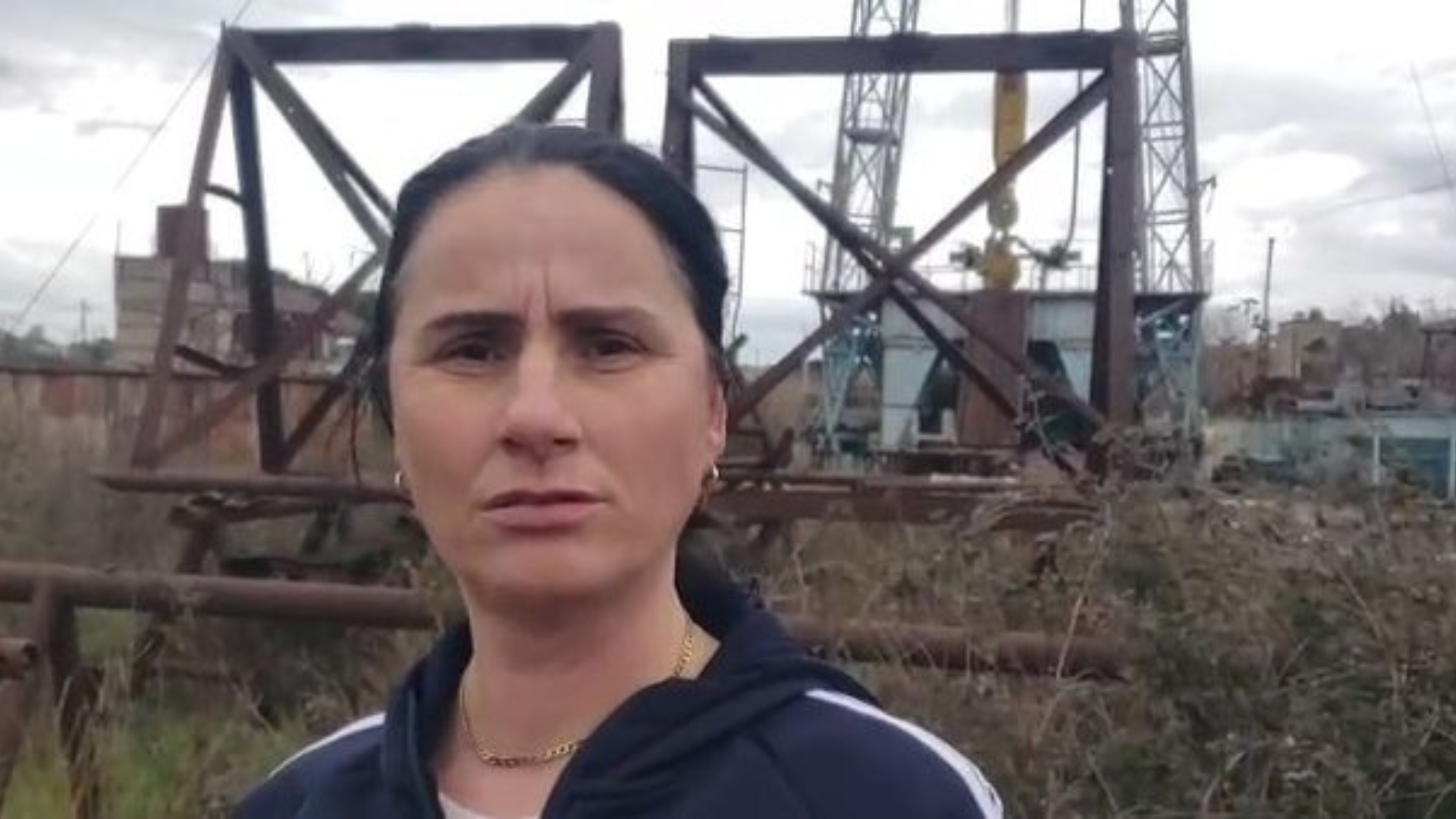 Kuçovë- Zbret punonjësja e pastrimit që kërcënoi se do të hidhej nga kulla e ish-uzinës, iu premtua se... 14 ok 68