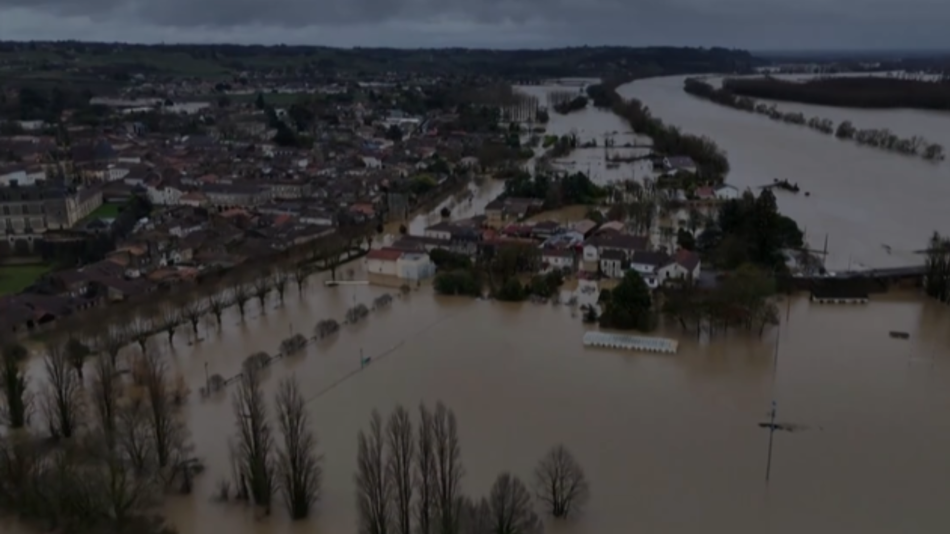 Franca në alarm përmbytjesh/ Stuhitë kanë rritur nivelin e ujit, del nga shtrati lumi Garonne