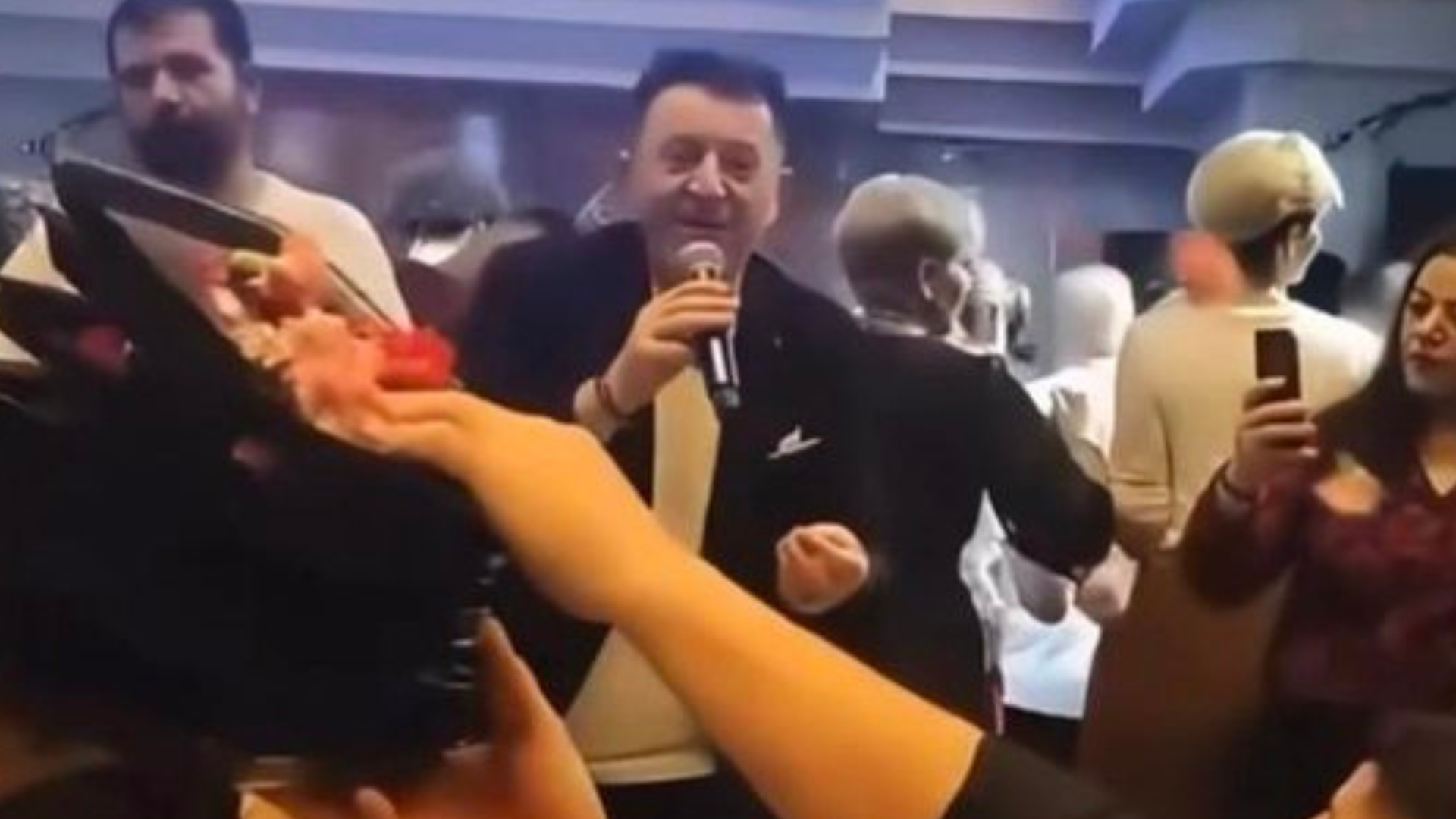VIDEO/ Çfarë ndodhi në koncertin e Ylli Bakës? Këngëtari goditet nga publiku