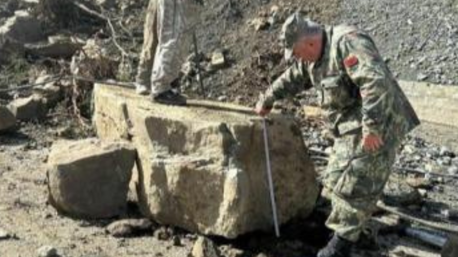 Rënia e gurëve, nis aksioni për zhbllokimin e aksit rrugor Uji i Zi-Tozhan në Poliçan 3 ok 97