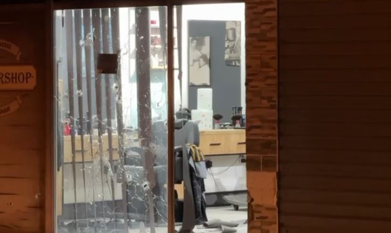 30 vjeçari që u plagos nuk ishte shënjestra e atentatit, autorët dyshohet se ishin tre
