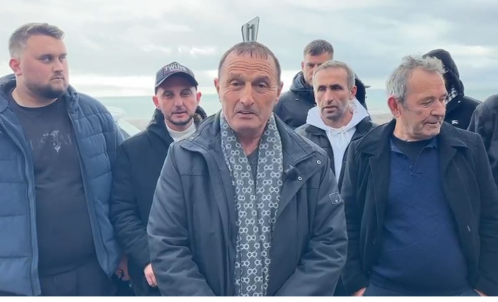 Dita e pestë e protestës, banorët e Rrilës kundër ndërtimit të resortit, ndërhyjnë në kantier dhe nxjerrin punonjësit nga makineritë: Të hënën… 9 rrjolle banoret