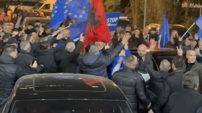Nis protesta e opozitës/ Berisha mbërrin në selinë blu, 1300 efektivë në gatishmëri para godinës së Kryeministrisë 23 seli 800x450 1