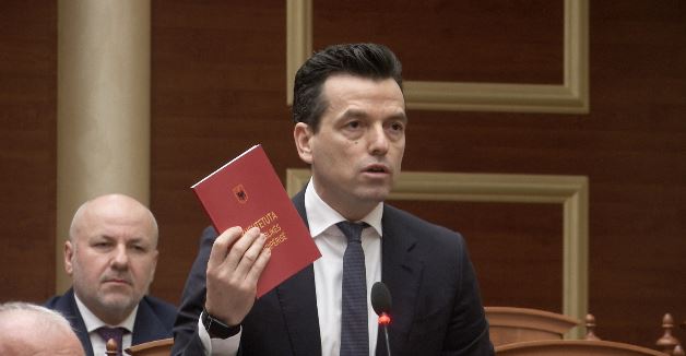 “Boll e mbrojtët Ballukun, ka 2 vjet që nuk vjen për interpelancë”, Shehaj “shpërthen” në Kuvend: SPAK kërkoi arrestimin, Belinda vijon firmon afera 1 shehaj