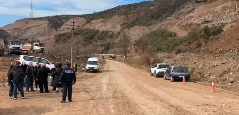 Rruga e bllokuar nga rrëshqitjet e tokës/ Tension në Dragostunjë, banorët përplasen me policinë 14 shembje dhera