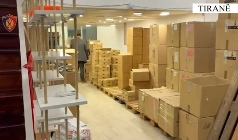 Shpallet në kërkim administratori i “Limited Charm”. Sekuestrohen mbi 10 mijë suplemente ushqimore dhe bimore në Tiranë