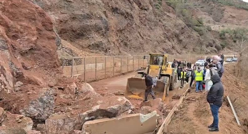 Aksi Librazhd-Qafë Thanë bllokohet nga rrëshqitja e dherave dhe gurëve, policia apel për shmangie të qarkullimit 11 uouiouio