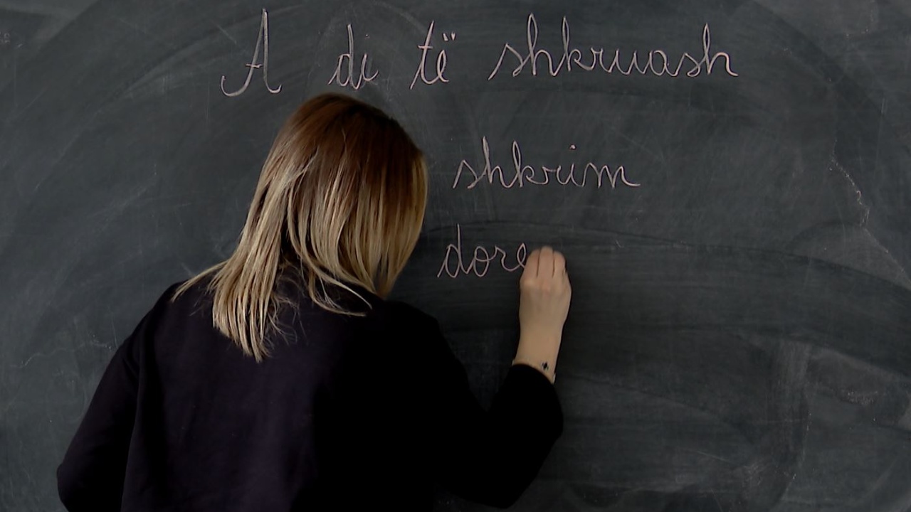 Shkrimi i dorës drejt ZHDUKJES, alarm nga mësuesit dhe UNESCO 4 vgvjvgj sd