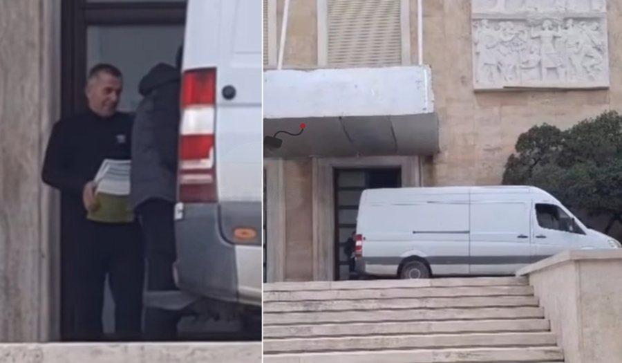 VIDEO/Çfarë po ndodh pas dyerve të Kryeministrisë? Furgoni para hyrjes kryesore, punonjësit ngarkojnë me urgjencë “dosjet” 12 wmremove transformed 11