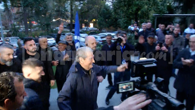 PD gati për protestën! Qytetarët mblidhen në selinë blu, mbërrin dhe Berisha