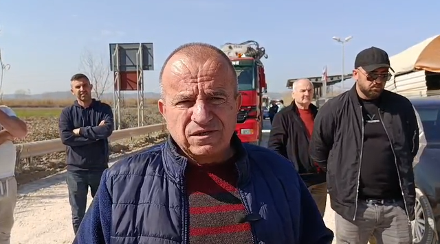 Protestë për rrugën e degraduar, banorët pranë Thumanës: 500 metra janë kthyer në makth për shoferët 13 640 0 23d9d89f065a3a4a8018d417000b5165