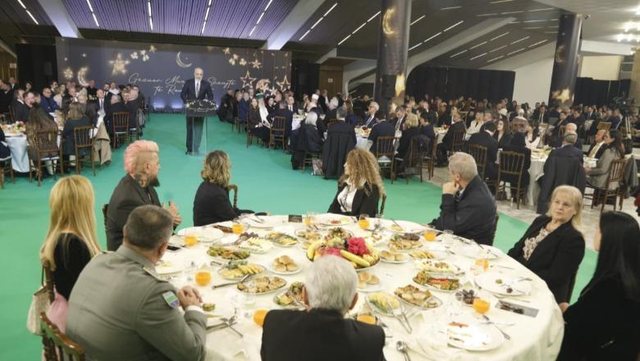 Rama dhe bashkëshortja shtrojnë iftar : Agjërimi i mëson njeriut durimin, si të zbusë shpellarin brenda vetes
