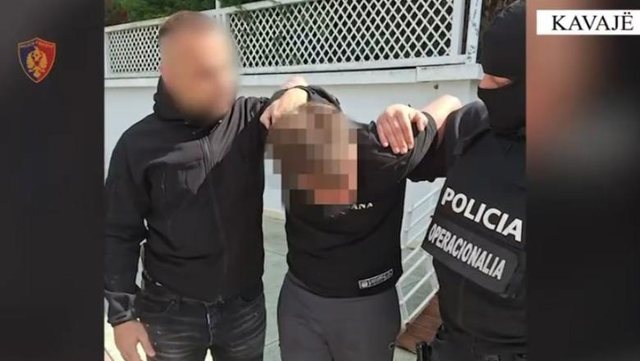 EMRI/ Futet me armë në lokal, kanos klientët dhe godet pronarin, arrestohet nga Policia 28-vjeçari në Kavajë 2 640 0 69c94a1a8e0b7