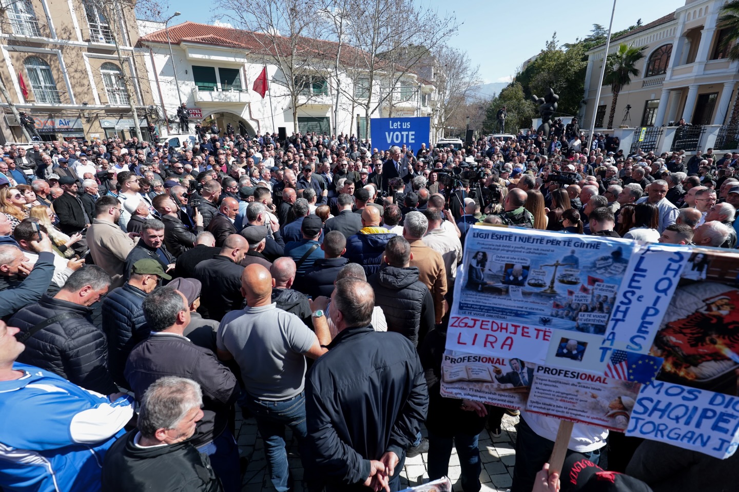 “Mazhoranca i detyrohet bandave dhe krimit”/ Vokshi: Rama zgjodhi të mbrojë Ballukun, Parlamenti mburojë politike për qeverinë! 6 649247718 18204939379326563 2869935729607818907 n