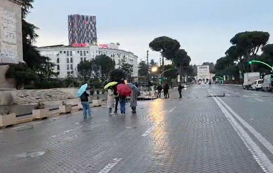 Karburanti arrin në 220 lekë/Dështon protesta kundër rritjes së çmimit të naftës, asnjë qytetar përballë Kryeministrisë 13 900 0 1774284733xscreenshot 2 527 900x570 1