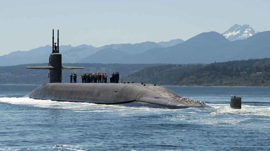 Nëndetësja amerikane me raketa bërthamore largohet nga baza në Skoci duke u drejtuar për në Oqeanin Atlantik