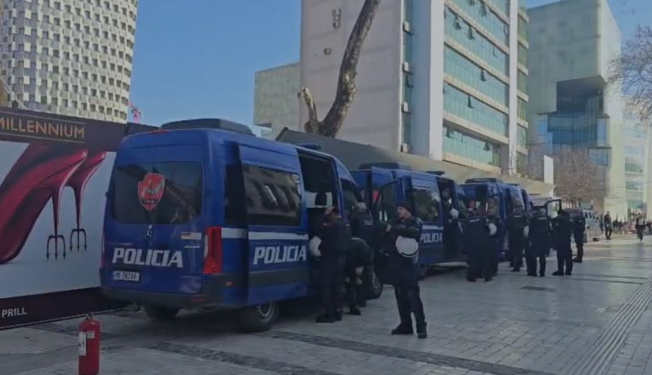 PD protestë për imunitetin e Ballukut/ Autobote uji dhe 1500 policë gati, bllokohet zona që te Ministria e Brendshme, çfarë po ndodh para Kuvendit 6 BLLOKIMI PD