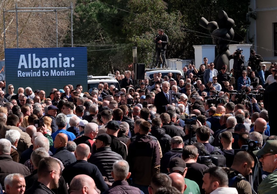 “S’mbyllet dosja e Ramës. Pas vdekjes do t’i shkruhet te guri i varrit; ‘hajdut’”/ Berisha ironizon socialistët: Njëri kishte marrë rojet, dolën nga dera pas 15 Berisha protesta te Kuvendi 1