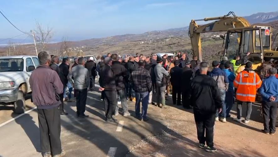 I gjithë fshati në protestë/ Banorët e Kurdarit kundër ndërtimit të HEC-it në përroin e Luses, largojnë mjetet e firmës 3 Capture 35