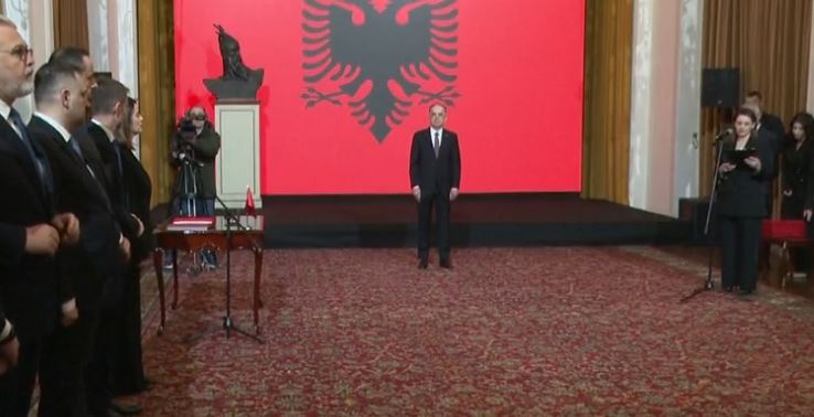 Ndryshimet në qeveri/ Nis ceremonia e betimit të ministrave të rinj para Presidentit 1 Capture 36