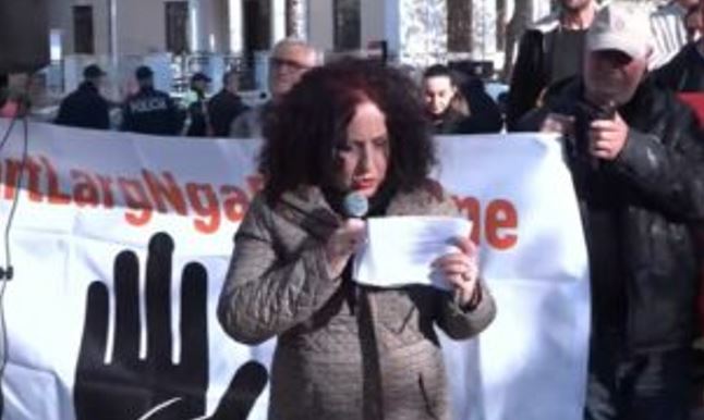 “Janë hajdutë”/ Banorët e Rrjollit të revoltuar para Kuvendit: Të gjitha çështjet janë firmosur nga Balluku 5 Capture 546