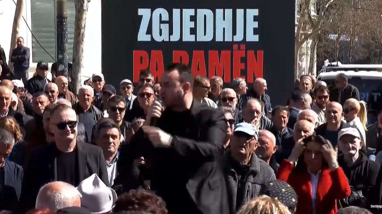“Bëhuni polici e shtetit, jo pushtetit”, Balliu mes protestuesve, thirrje efektivëve: Bashkohuni me ne kundër narko-shtetit 3 Capture 68