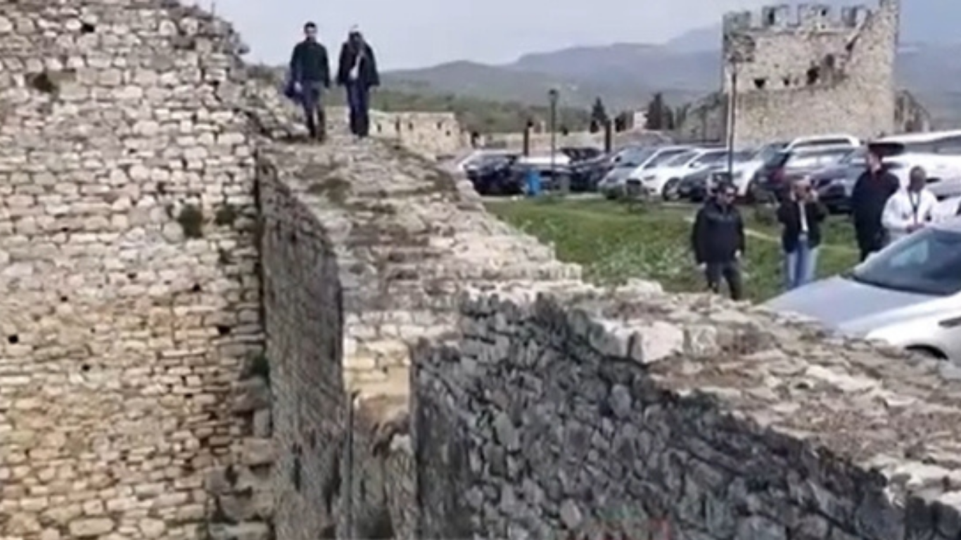 Po bënte foto, 69-vjeçarja rrëzohet nga muri rrethues i Kalasë së Beratit (EMRI) 8 Mbas 5 vitesh mund te jetoje keshtu 11