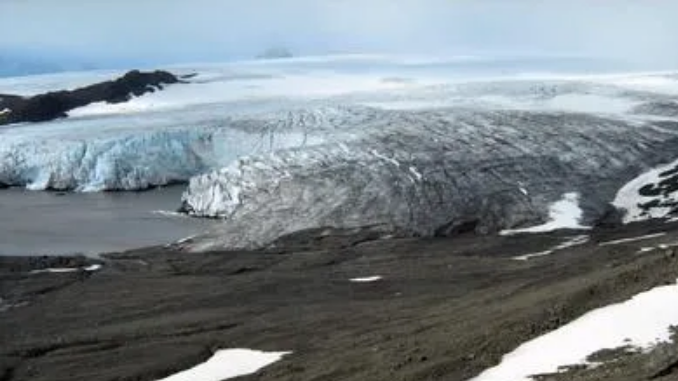 Antarktida, akulli shkrin dhe zbulon një strukturë të panatyrshme, misioni sekret i vitit 2026
