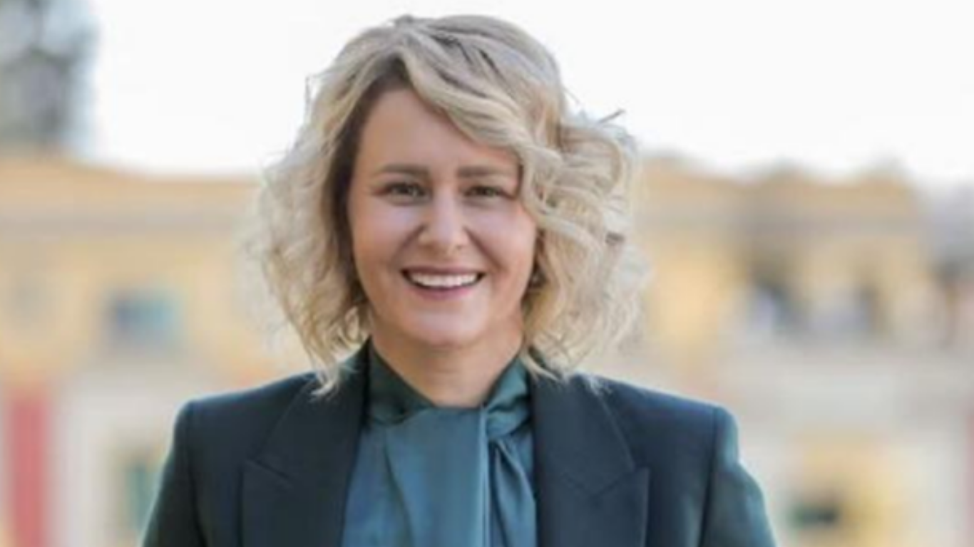 Nga Bashkia e Tiranës në qeveri/ Emërohet zëvendësministre e Punëve të Brendshme, Anisa Ruseti 15 Mbas 5 vitesh mund te jetoje keshtu 7