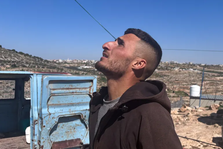 Nën hijen e luftës, kolonët izraelitë vazhdojnë të terrorizojnë komunitetet palestineze