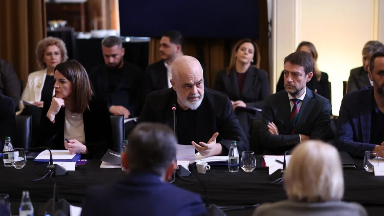 Spiropali përplaset me ministren Ismailaj, Rama kapet me Gjiknurin e Hoxhën, kritika edhe Ardit Bidos. Çfarë ndodhi në mbledhjen e Grupit të PS