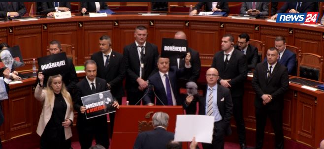 Tensione, bllokim foltoreje dhe refuzim i heqjes së imunitetit të Ballukut, mbyllet pas vetëm 1 orë e 30 min seanca në Kuvend 2 blloket folorja 1