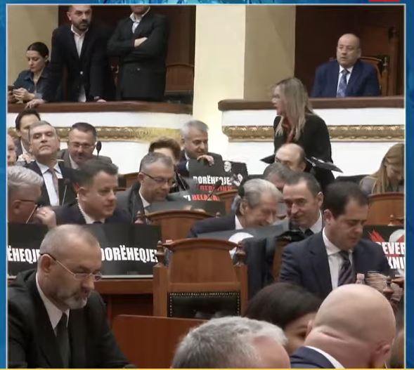 FOTOLAJM/ Nga ‘Dorëheqja’ te ‘Qeveria teknike’, mesazhet pikante në pankartat e deputetëve të opozitës në Kuvend 11 doreheqje