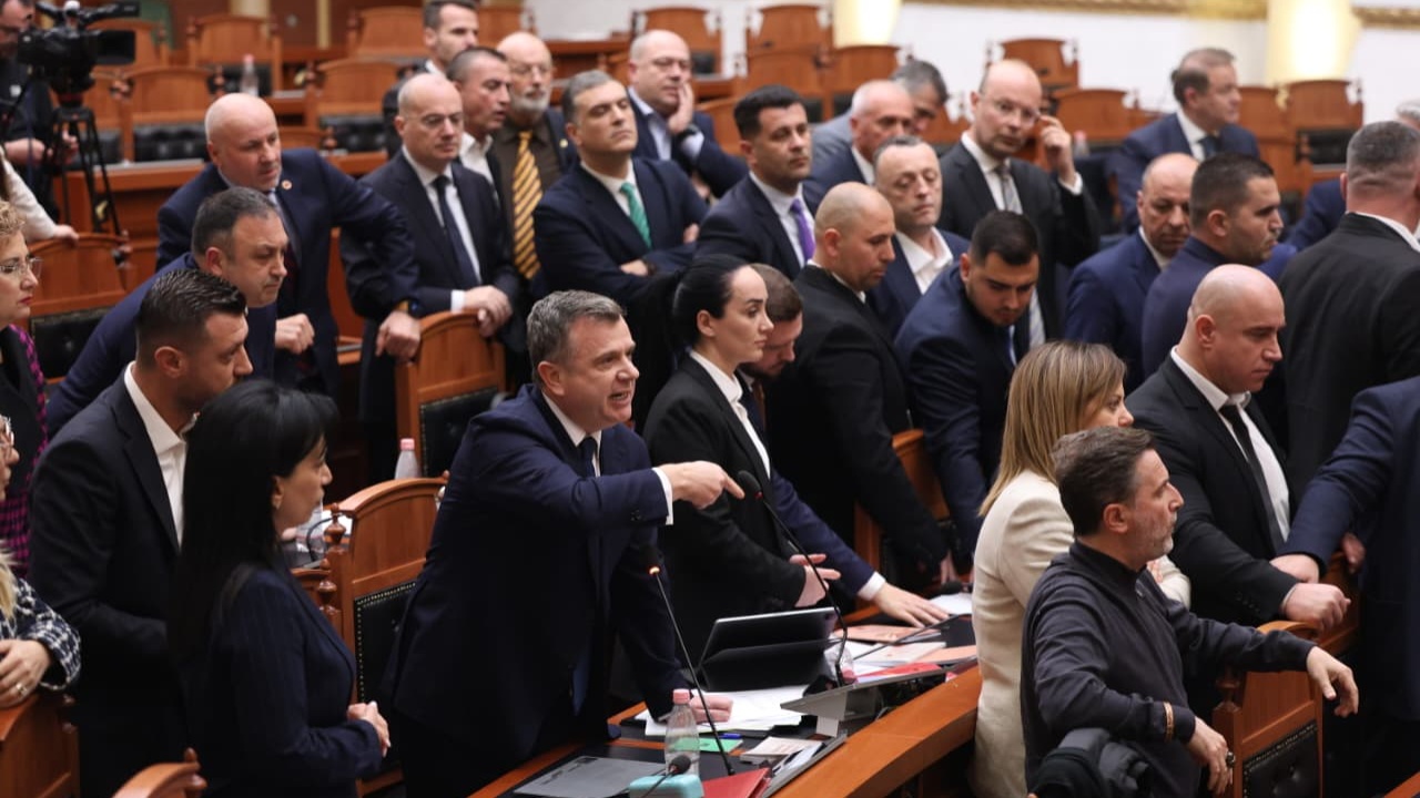 “Dhemb për dhemb”/ PD kërkoi përjashtimin e Ballës nga Kuvend, përgjigjet PS: Jashtë edhe Bardhi e Balliu