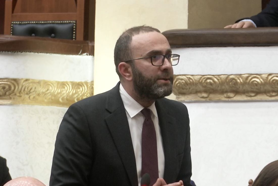 “Votuan kundër SPAK, i vendosën vijën e kuqe drejtësisë”/ Bardhi reagon sërish: Nga sot mazhoranca e Ramës kërcënim për integrimin! Korrupsioni i Ballukut… 5 gaz bardhi