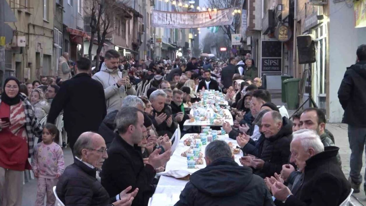 Shqiptarët organizojnë iftar masiv me 4500 persona në Turqi, tavolinat gjigante “pushtojnë” rrugët