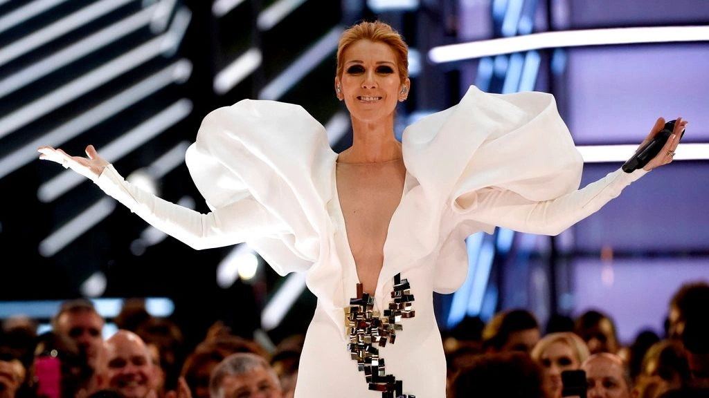 “Shihemi së shpejti”: Celine Dion kthehet në koncert pas një pushimi dyvjeçar(VIDEO)