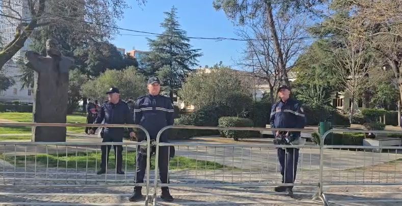 “Fshihen mes policëve që Balluku të mos futet në burg”/ Balliu thirrje qytetarëve: Bashkë kundër qeverisë që amniston pushtetarët dhe arreston qytetarët (VIDEO) 3 klevis balliu 4