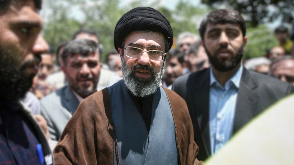 U vra babai, e zëvëndëson i biri: kush është lideri i ri i Iranit?