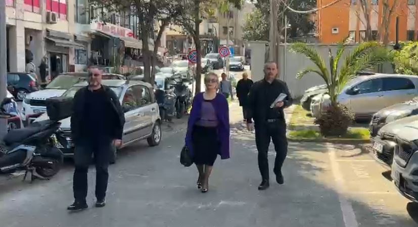 Monika Kryemadhi paraqitet në SPAK, batuta me gazetarët: Sot kemi imunitetin e Belindës dhe protestën, por të gjithë pas meje vijnë! 7 monika kryemadhi