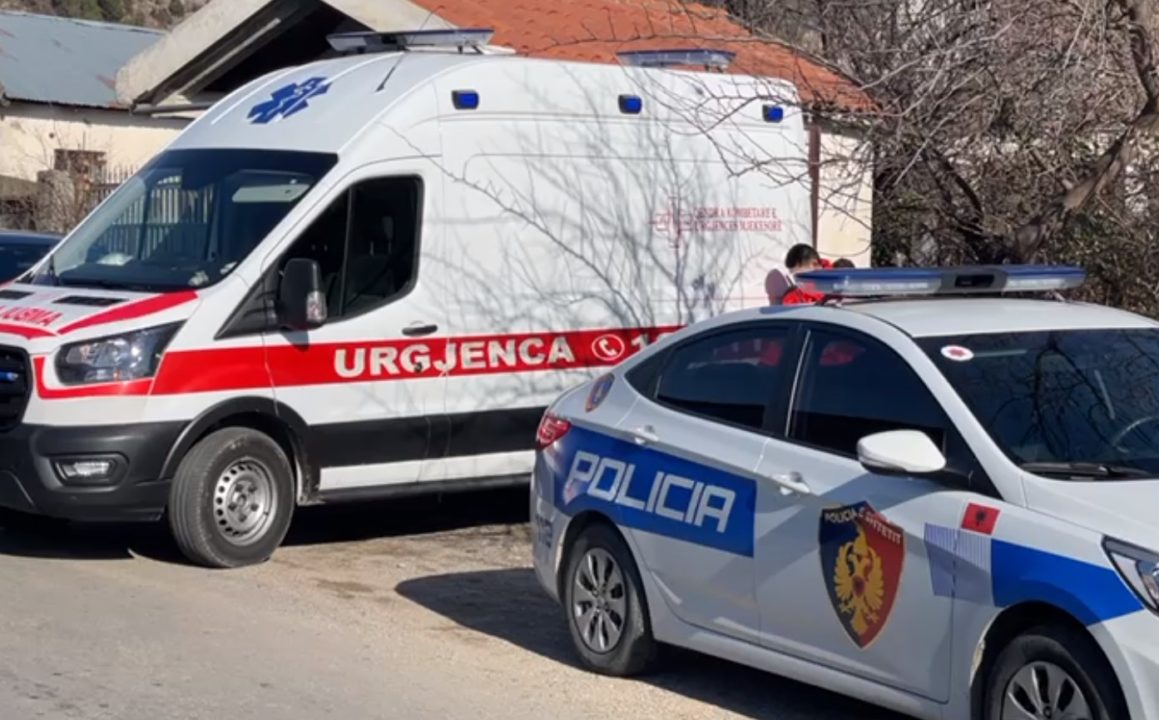 Aksident në rrugën nacionale Maqellarë-Peshkopi, furgoni përplaset me një makinë