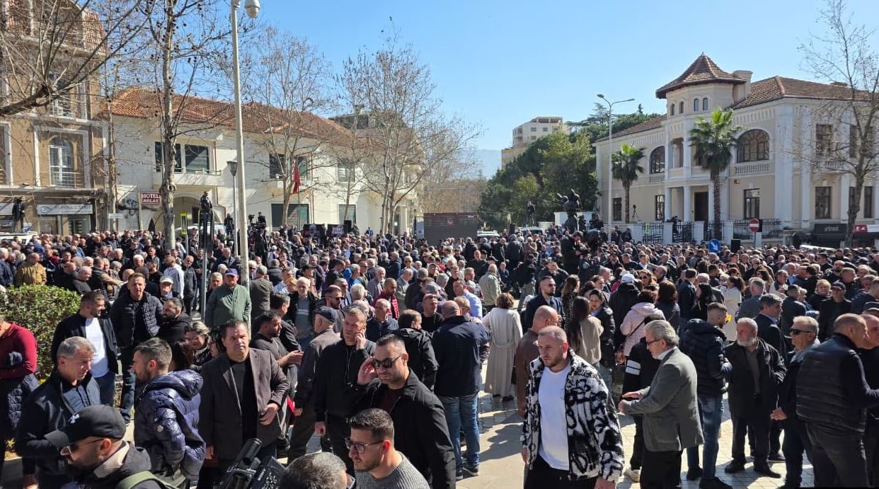 Nga rrëzimi i kërkesës së SPAK për arrestimin e Ballukut, te protesta e opozitës jashtë Kuvendit dhe deklarata e fortë e Ambasadës Gjermane, REL: Çfarë ndodhi sot në Tiranë 3 protesta od