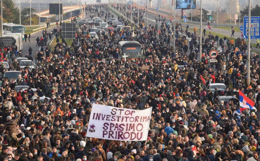 Një studim me pak dozë humori: Demokraci në Shqipëri, autokraci në Serbi!