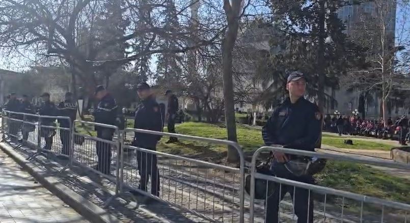 Policia “blindon” Kuvendin/ Deputet e PS mbërrijnë në Parlament, Bardhi dhe Balliu mes protestuesve, çfarë pritet të ndodhë në protestën e opozitës 4 protesttt