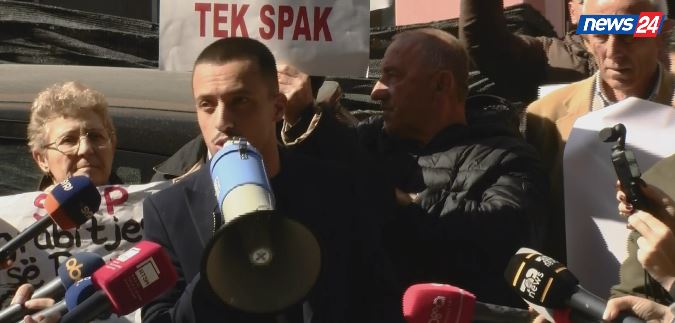 “Stop grabitjes së pronave!”/ Banorët e Rrjollit kundërshtojnë ndërtimin e një resorti, zhvendosin protestën para SPAK, hedhin vezë drejt Prokurorisë 10 rrjoll protesta