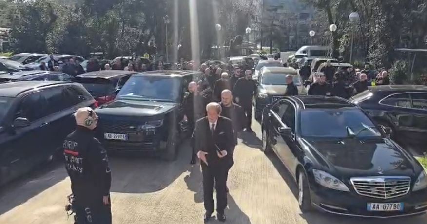 Pak para nisjes së protestës para Kuvendit/ Pas mbledhjes së Grupit Parlamentar të PD-së, Berisha përshëndet simpatizantët dhe hyn në Parlamentit (LIVE) 15 sali berisha 7