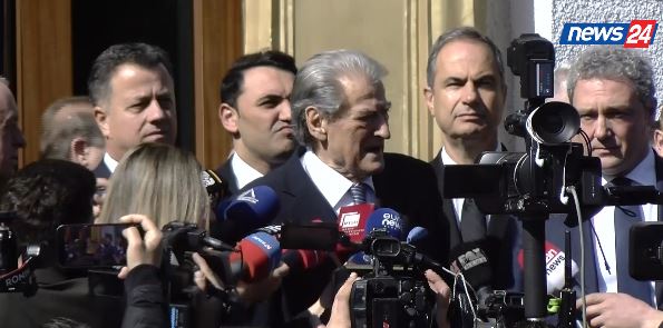 “Bën ligje që Linda të bëhet First Lady”/ Jashtë protesta e opozitës, Berisha para hyrjes në Kuvend: Qytetarët kërkojnë dorëheqjen e Ramës! 14 sali berishaaa 1